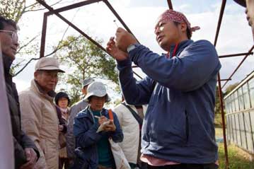 今回の参加者は36人でした。解説する予定ではなかったのですが、参加者からのリクエストで、ナンバンギセルの種子と寄生の仕組みについて解説。