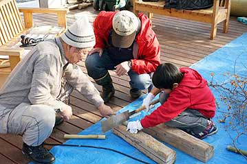 子供さんは、竹を使って豆鉄砲の制作にチャレンジ。植物園のボランティアの方が講師をしてくださいました。