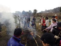 15日：植物園を楽しむ会「とんどで小正月を楽しむ」（とんどの火でお餅を焼く参加者）