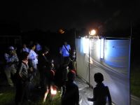 29日：「ひかりにあつまれ！夜の昆虫観察会」ライトトラップの様子