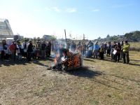 14日：植物園を楽しむ会82（とんど焼きでむかしを楽しむ）なんとか火が付き、勢いよく燃えるとんど。