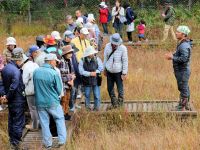 17日：植物園を楽しむ会92「もえいずる里山を楽しむ」（リンドウ・ヤマラッキョウの解説中）