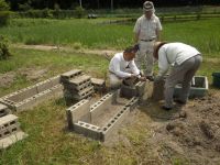 27日：ブロック花壇制作中のボランティアさん