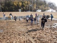 自生地内で種まきをする子供たち。