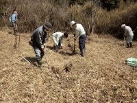 草の搬出後、乾燥した場所の改善のため、土のうを積んだり、水路を掘ったりといった作業を行いました。