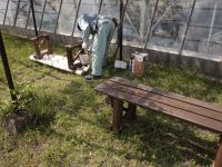 30日：廃棄予定だった木製ベンチを補強・塗装し直し、屋外に設置