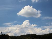 8日：夏真っ盛り！といった雰囲気の「雄大積雲」が出現。しかし、中旬は大雨に悩まされることに…