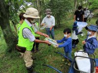 参加してくれた子供たちには、環境省から頂いたアメリカザリガニの啓発クリアファイルをプレゼントしました