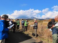 山焼き草原で、草原保全活動の変遷についての説明中