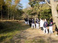 植物園が附属病院の裏手にあると思って、迷ってしまう来園者が毎年何人かはおられますので、新入職員の方々には、植物園の場所を案内できるように、念入りにお願いしています。