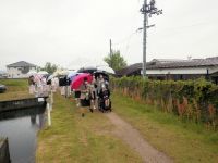 残念ながらあいにくの雨模様で足元も悪く、時間も遅かったので、園内の見学はなし。道から施設を見るだけになりました。