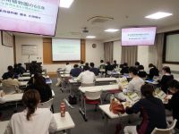 残念なことに朝から大雨となったため、見学に来てもらうのではなく、出向いて室内で植物園の紹介をさせてもらいました