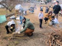 火種ができたら乾いたワラに移して、炎になったら、火起こし成功です。 煙たいけど、もうちょっとで炎になりそう！