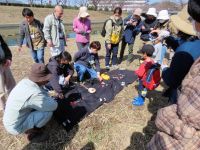 「備中ネイチャーゲームの会」によるネイチャーゲームの様子