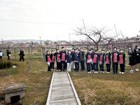 写真では見えにくいですが、職員の後ろは浅原地区名産のモモ園。ちょうど花が満開で、まさに桃源郷でした