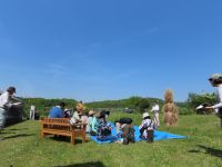 「植物園を楽しむ会」に先立って、園内で友の会の総会が開催されました。 総会というよりピクニックの光景、という声も