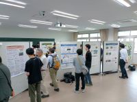 ポスター発表会場の様子。 高梁川河川敷のハマウツボの生育状況について発表を行いました。