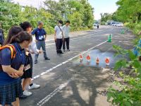 蒜山の「山焼き」で使うジェットシューターの体験の様子。 体験後は「打ち水」効果で少し涼しさも感じることができました