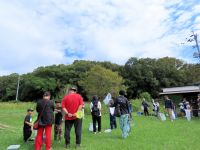 「雲ひとつない秋晴れ」だと、まだ暑いかもと思っていましたが、そこそこ雲があり、風も涼しく、虫捕り日和となりました