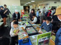 今年は「どくどくずかん」，「トゲトゲずかん」の折り本図鑑各2種類と、ハマビシボールペン作りを行いました