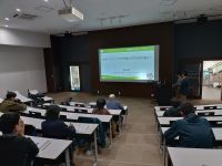 植物園内でも栽培しているオオバウマノスズクサについての最新の研究成果を研究者の方から教えて頂きました。