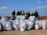 刈った草をボランティア活動用ごみ袋にひたすら詰め込みました。最後はごみ袋と一緒に記念撮影！