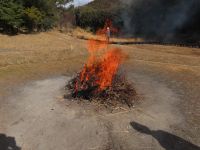 勢いよく燃えるたき火。 当日は少し風が吹く予報でしたので、飛びやすい木の葉などは集めず、枯枝のみを集めました。