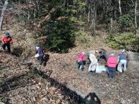 28日：湿地エリア奥池で土のうを作成するボランティア（降水量が少なく、奥池が干上がったので、池底に堆積した砂を使って、湿地の流路調整に使う土のうをつくりました。）