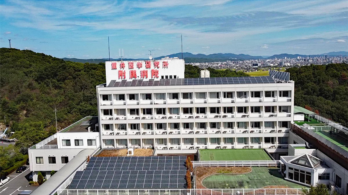 スライド:研究所附属病院屋上のソーラーパネル